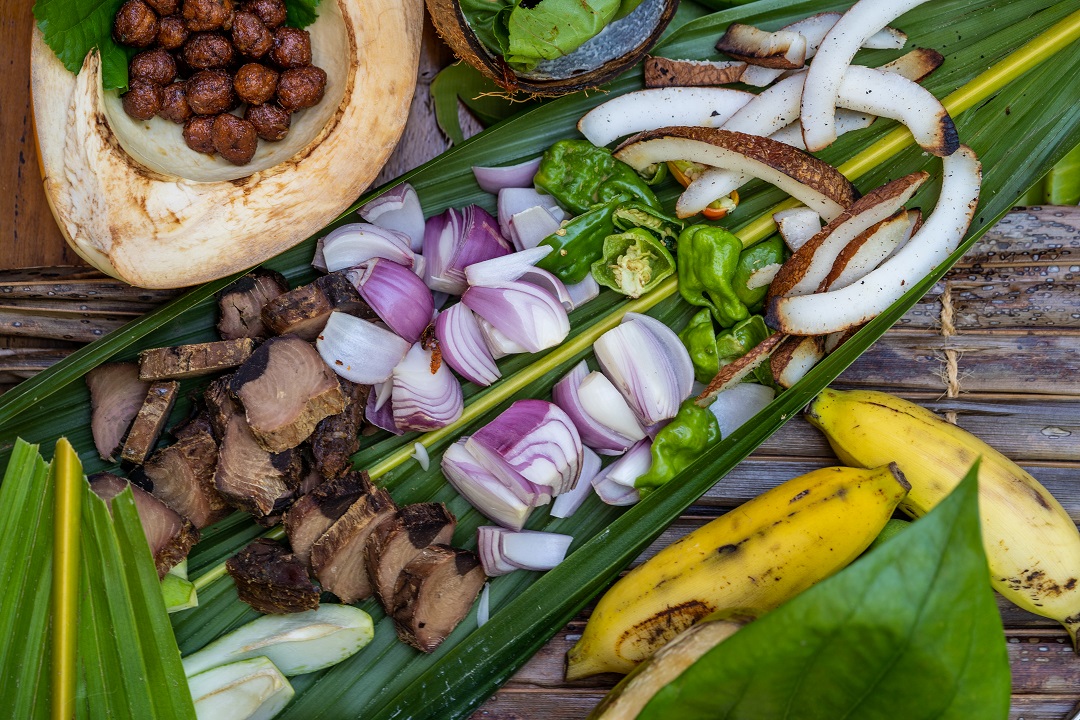 How to eat sustainably while traveling