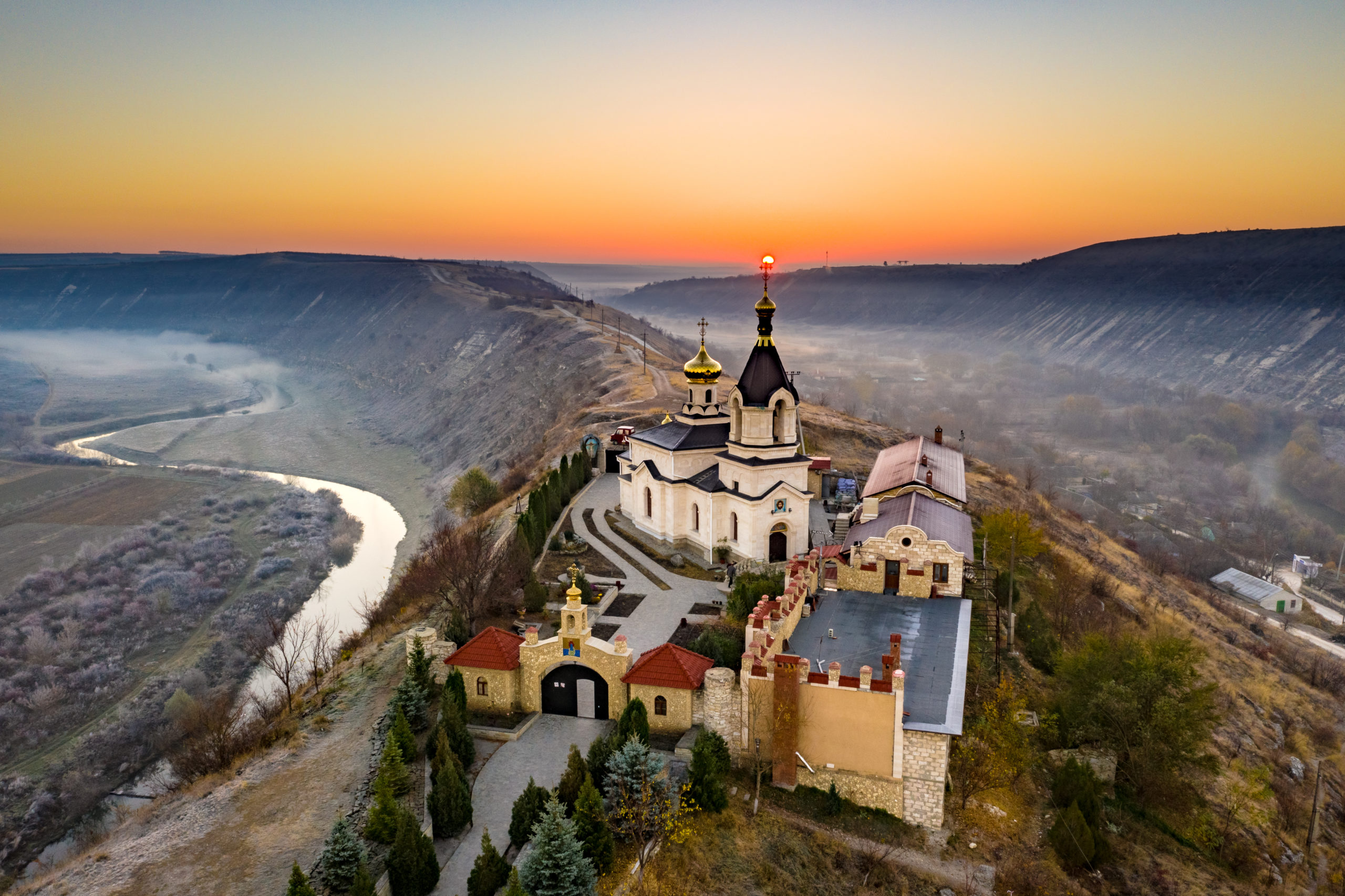 Молдавия это страна. Молдавия монастырь Орхей. Молдавия природа Орхей. Монастырь старый Орхей Молдова. Монастырь в Молдавии Оргеев.