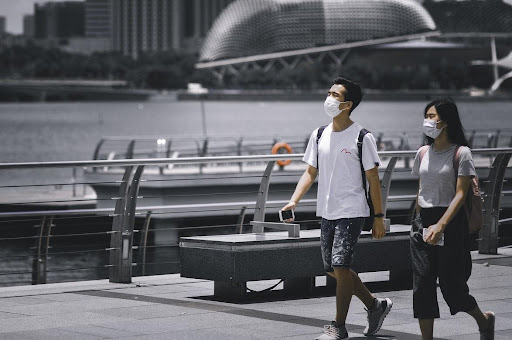 tourists walking masks covid 19